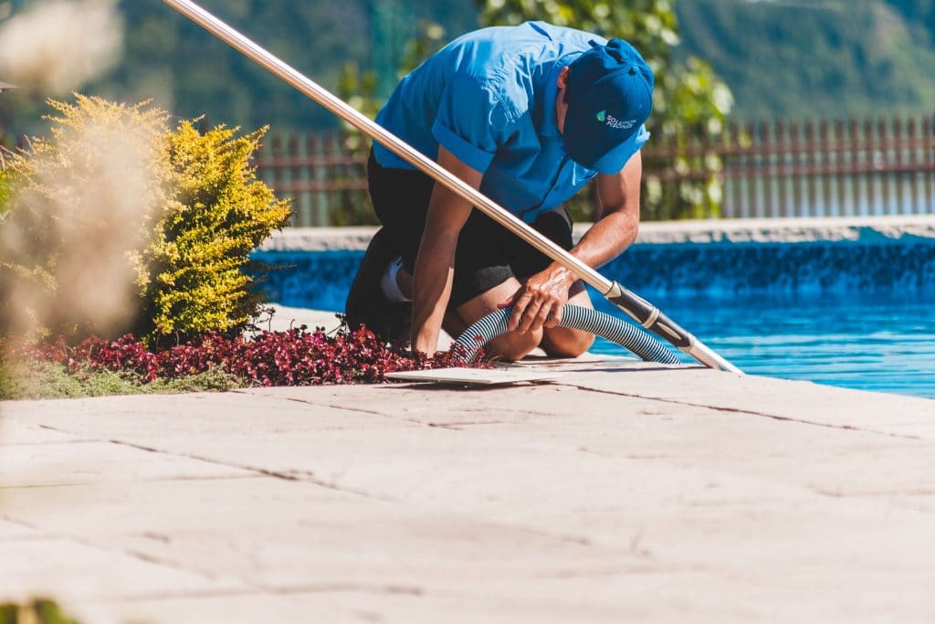 En préparation pour passer la balayeuse de piscine!