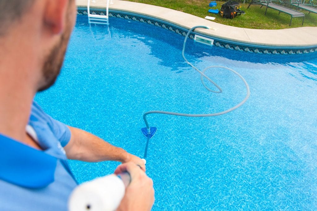 Une des étapes de l'entretien d'une piscine.